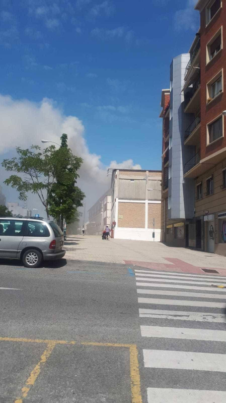 Una freidora industrial originó un incendio con humo en las instalaciones del club pamploés con dos trabajadores de las instalaciones heridos leves por inhalación de humo.