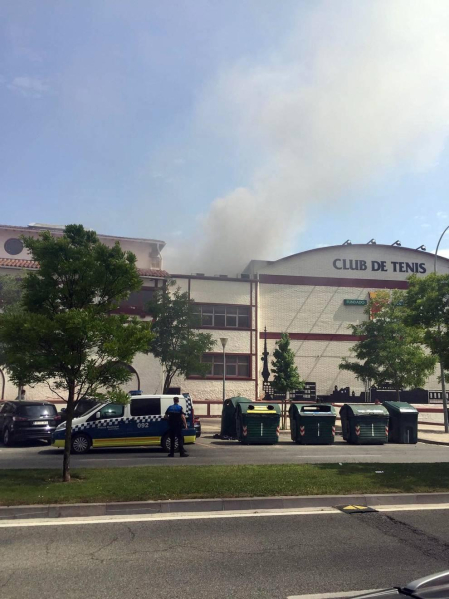 Una freidora industrial originó un incendio con humo en las instalaciones del club pamploés con dos trabajadores de las instalaciones heridos leves por inhalación de humo.