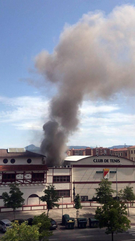 Una freidora industrial originó un incendio con humo en las instalaciones del club pamploés con dos trabajadores de las instalaciones heridos leves por inhalación de humo.