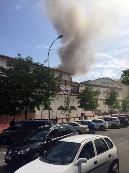 Una freidora industrial originó un incendio con humo en las instalaciones del club pamploés con dos trabajadores de las instalaciones heridos leves por inhalación de humo.