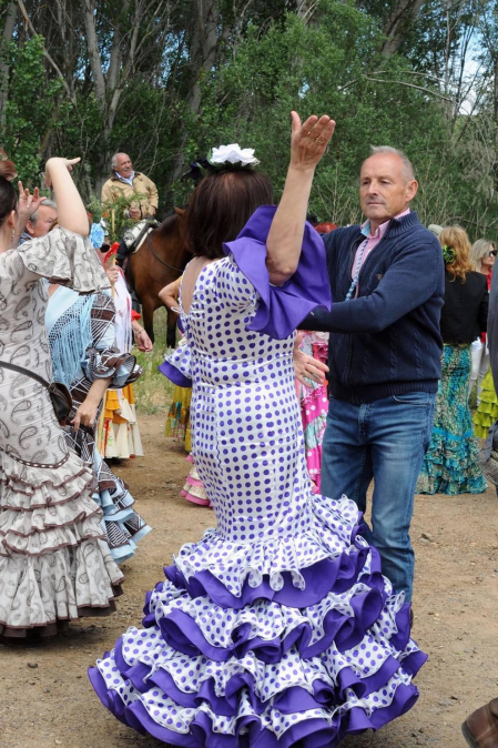 A primera hora de la mañana del sábado 25 de mayo, los romeros se acercaron a la explanada del río situada cerca de los Baños de Fitero para iniciar el recorrido hasta el Barranco, donde se celebró la misa rociera. Ya de vuelta al pueblo, los participantes disfrutaron de una comida popular en la plaza de San Raimundo que estuvo amenizada por el baile de sevillanas y en la que participó el coro rociero Senda Ancha.