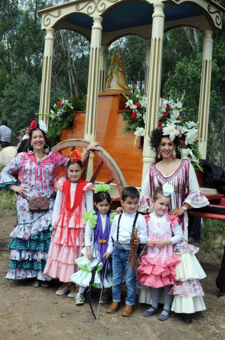 A primera hora de la mañana del sábado 25 de mayo, los romeros se acercaron a la explanada del río situada cerca de los Baños de Fitero para iniciar el recorrido hasta el Barranco, donde se celebró la misa rociera. Ya de vuelta al pueblo, los participantes disfrutaron de una comida popular en la plaza de San Raimundo que estuvo amenizada por el baile de sevillanas y en la que participó el coro rociero Senda Ancha.