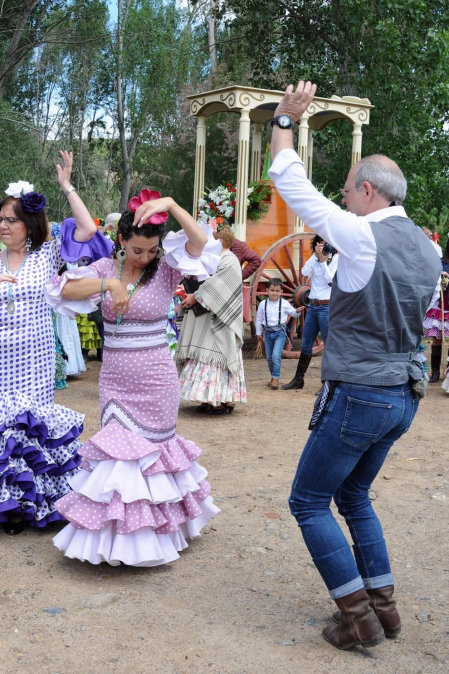 A primera hora de la mañana del sábado 25 de mayo, los romeros se acercaron a la explanada del río situada cerca de los Baños de Fitero para iniciar el recorrido hasta el Barranco, donde se celebró la misa rociera. Ya de vuelta al pueblo, los participantes disfrutaron de una comida popular en la plaza de San Raimundo que estuvo amenizada por el baile de sevillanas y en la que participó el coro rociero Senda Ancha.