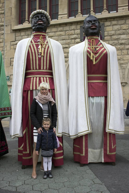 El domingo 26 de mayo se cerró una nueva edición de las fiestas que los estelleses dedican a la Virgen del Puy. Los gigantes y los gaiteros protagonizaron esta jornada, en la que diferentes comparsas bailaron por las calles de la ciudad hasta encontrarse en la plaza de San Martín, desde donde se dirigieron a la de los Fueros para cerrar su actuación.