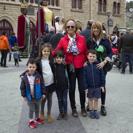 El domingo 26 de mayo se cerró una nueva edición de las fiestas que los estelleses dedican a la Virgen del Puy. Los gigantes y los gaiteros protagonizaron esta jornada, en la que diferentes comparsas bailaron por las calles de la ciudad hasta encontrarse en la plaza de San Martín, desde donde se dirigieron a la de los Fueros para cerrar su actuación.