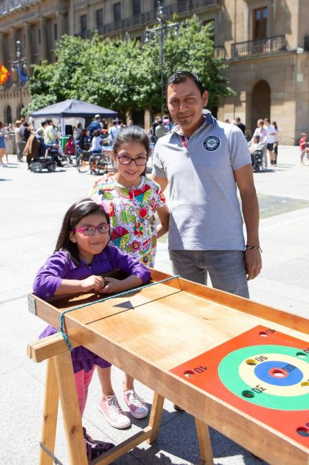 El 1 de junio ACODIFNA, Asociación Coordinadora de Personas con Discapacidad Física de Navarra, puso en marcha su jornada anual de sensibilización bajo el nombre 'Siéntate, Participa y Cuéntanos', que se desarrolló en la Plaza del Castillo. Además del stand informativo se abrieron zonas de juegos inclusivos y deportes adaptados. Durante el evento se procedió a la entrega del Premio ACODIFNA 2019 y los galardones del Concurso de Dibujo infantil.