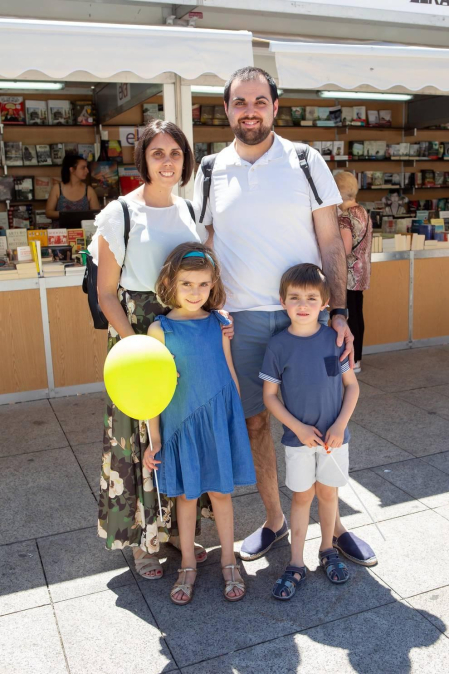 Del 24 de mayo al 2 de junio, la Plaza del Castillo volvió a convertirse en una librería al aire libre con la puesta en marcha de la decimoctava edición de la Feria del Libro de Pamplona. Once librerías instalaron sus stands en este céntrico espacio: Abarzuza, Arista, Chundarata, Elkar Comedias, Elkar Leire, Katakrak, Muga, Miriam, Nerea, Troa y Walden.