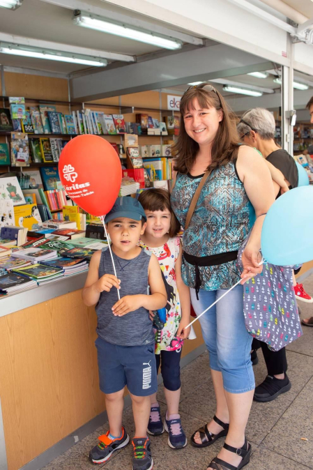 Del 24 de mayo al 2 de junio, la Plaza del Castillo volvió a convertirse en una librería al aire libre con la puesta en marcha de la decimoctava edición de la Feria del Libro de Pamplona. Once librerías instalaron sus stands en este céntrico espacio: Abarzuza, Arista, Chundarata, Elkar Comedias, Elkar Leire, Katakrak, Muga, Miriam, Nerea, Troa y Walden.