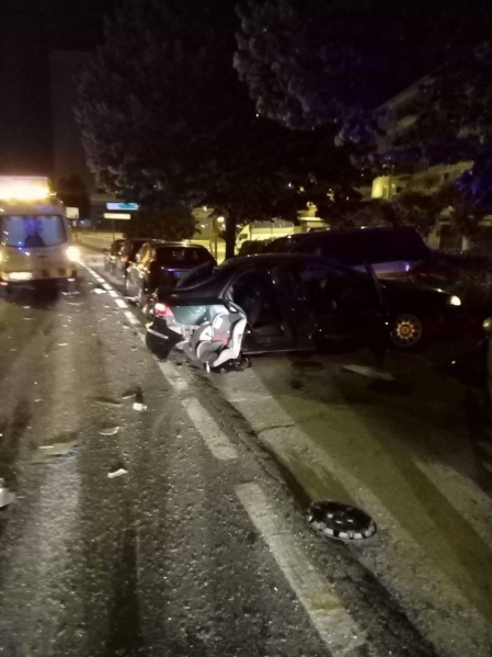 Tres personas han sido heridas leves después de que un camión golpeara el vehículo en el que se encontraban en la avenida de Navarra, en San Jorge (Pamplona). El camión chocó además con otros cinco coches que estaban aparcados, según informa la Policía Municipal.
