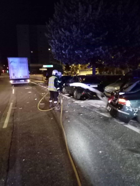 Tres personas han sido heridas leves después de que un camión golpeara el vehículo en el que se encontraban en la avenida de Navarra, en San Jorge (Pamplona). El camión chocó además con otros cinco coches que estaban aparcados, según informa la Policía Municipal.