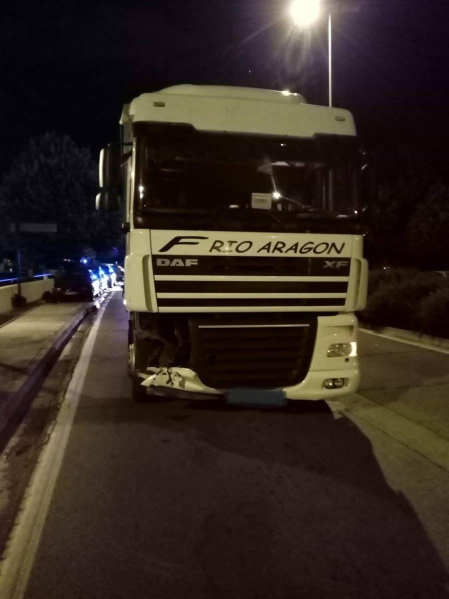Tres personas han sido heridas leves después de que un camión golpeara el vehículo en el que se encontraban en la avenida de Navarra, en San Jorge (Pamplona). El camión chocó además con otros cinco coches que estaban aparcados, según informa la Policía Municipal.