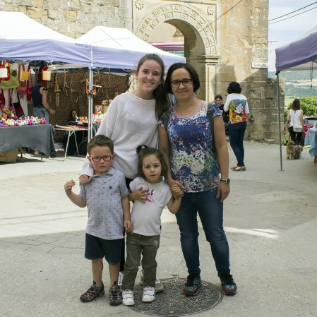 Los vecinos del valle de Yerri, en Tierra Estella, celebraron un día de hermandad y se reunieron en Villanueva de Yerri para compartir una jornada festiva el sábado 8 de junio. El día comenzó con bandeo de campanas, tras el que se celebraron multitud de eventos: talleres infantiles, visitas guiadas, comidas populares, conciertos, batukada, teatro, hinchables, chocolatada, etc.
