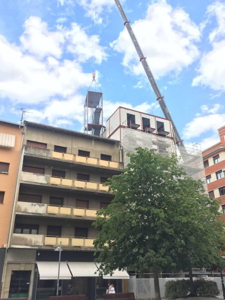 Montaje de los tres pisos extra de un edificio de Carlos III en Pamplona