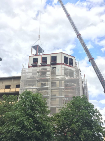 Montaje de los tres pisos extra de un edificio de Carlos III en Pamplona