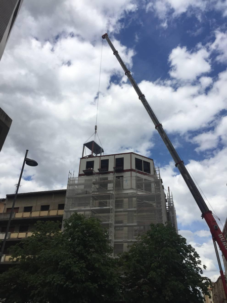 Montaje de los tres pisos extra de un edificio de Carlos III en Pamplona