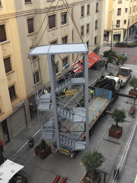 Montaje de los tres pisos extra de un edificio de Carlos III en Pamplona