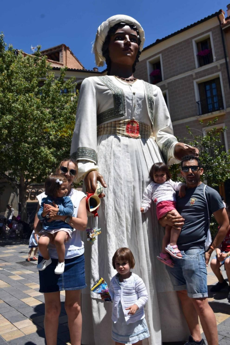El 14 y 15 de junio Tudela acogió uno de los festivales musicales más esperados del año, el 'Ribera sound', con la presencia de artistas como Fangoria, Mago de Oz, El columpio asesino o Celtas cortos. Además, se desarrollaron durante el día otras actividades paralelas. ¡Click! se acercó la mañana del sábado a la calle Herrerías y el Paseo del Queiles.