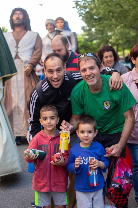El viernes 14 de junio el barrio pamplonés de Azpilagaña se reunió en la plaza Luis Morondo para dar inicio a sus fiestas con el tradicional chupinazo, en la que participó la comparsa de gigantes Gartxot, impulsada por el propio vecindario. La fiesta se trasladó posteriormente a la carpa, donde se celebró una cena popular y un concierto.