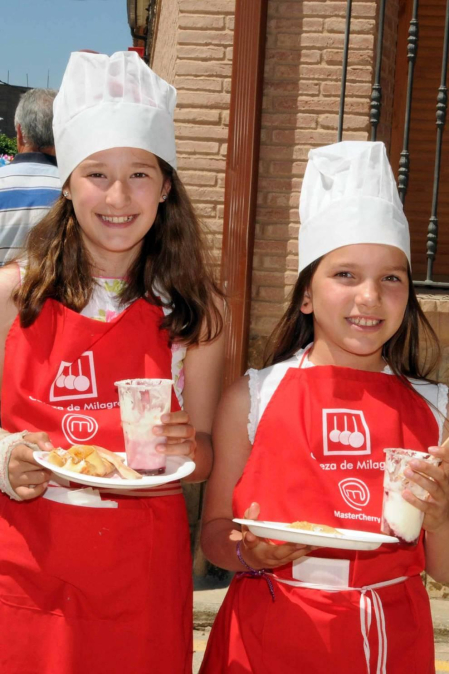 El domingo 16 de junio, Milagro volvió a convertirse en la capital de la cereza con la puesta en marcha de la vigésima edición del día dedicado a esta exquisita fruta. Alrededor de 15.000 personas acudieron a la cita, en la que además de los puestos de venta instalados en la calle se pudo disfrutar de variadas actividades como concurso de postres, conciertos, actuaciones o paseos en calesa hasta los huertos de cereza.
