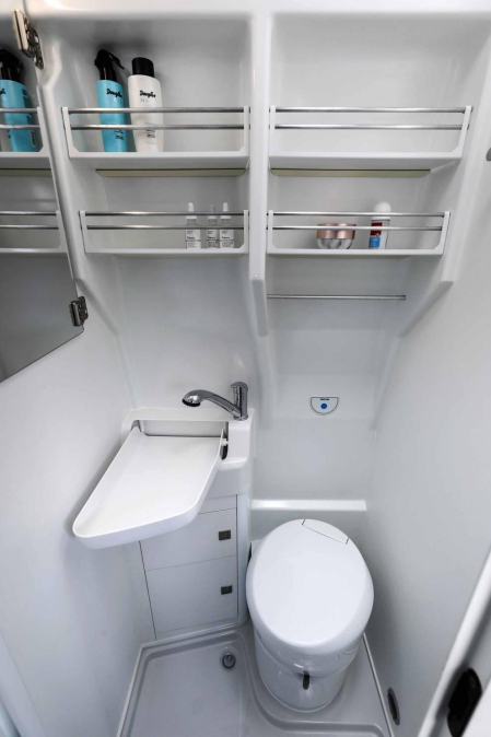 Una furgoneta XXL de tipo camper basada en la VW Crafter. Mide seis metros de longitud y llega al mercado con comodidades novedosas como un cuarto de baño con ducha, además de cocina.
