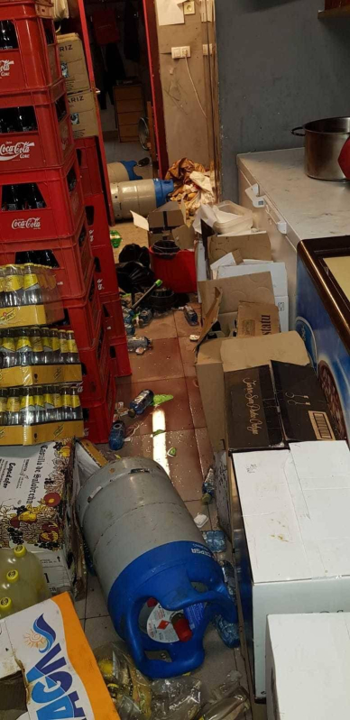 Una vaca de la ganadería Eulogio Mateo de Cárcar se coló en el almacén de un bar, causando importantes destrozos, en el encierro de este martes de fiestas de Laguardia.