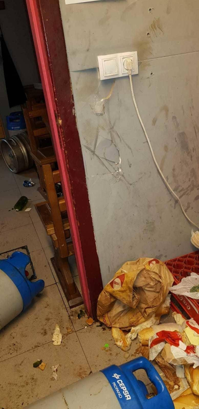 Una vaca de la ganadería Eulogio Mateo de Cárcar se coló en el almacén de un bar, causando importantes destrozos, en el encierro de este martes de fiestas de Laguardia.