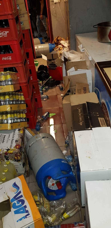 Una vaca de la ganadería Eulogio Mateo de Cárcar se coló en el almacén de un bar, causando importantes destrozos, en el encierro de este martes de fiestas de Laguardia.