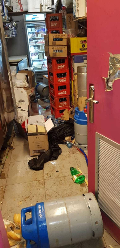 Una vaca de la ganadería Eulogio Mateo de Cárcar se coló en el almacén de un bar, causando importantes destrozos, en el encierro de este martes de fiestas de Laguardia.