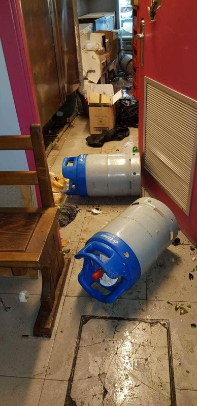 Una vaca de la ganadería Eulogio Mateo de Cárcar se coló en el almacén de un bar, causando importantes destrozos, en el encierro de este martes de fiestas de Laguardia.