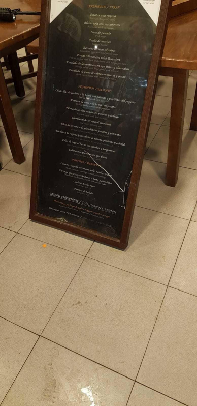 Una vaca de la ganadería Eulogio Mateo de Cárcar se coló en el almacén de un bar, causando importantes destrozos, en el encierro de este martes de fiestas de Laguardia.