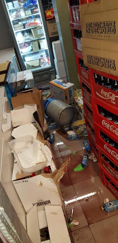 Una vaca de la ganadería Eulogio Mateo de Cárcar se coló en el almacén de un bar, causando importantes destrozos, en el encierro de este martes de fiestas de Laguardia.