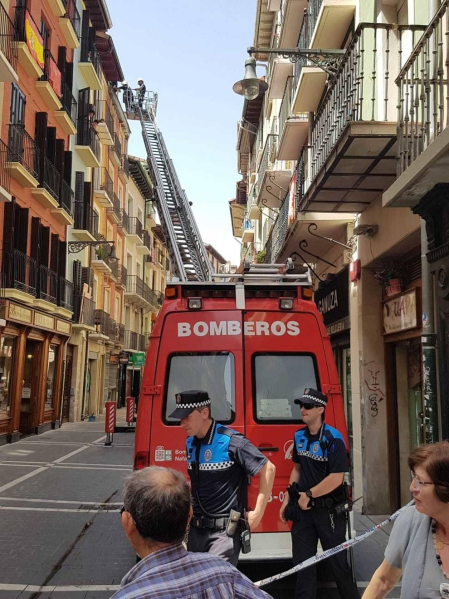 Los Bomberos han retirado esta mañana un alero en mal estado en la calle San Antón.
