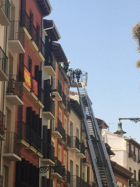 Los Bomberos han retirado esta mañana un alero en mal estado en la calle San Antón.