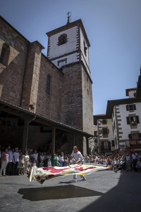 La plaza de la iglesia de Santesteban se quedó pequeña para el tradicional baile del Trapatan, durante sus fiestas tradicionales.