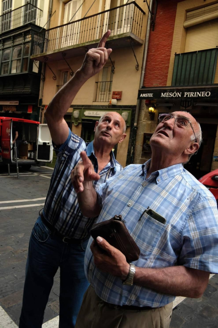 Fotos que ilustran la cuenta atrás para los sanfermines a través del reloj instalado en la calle Estafeta, número 36.