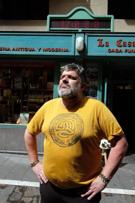 Fotos que ilustran la cuenta atrás para los sanfermines a través del reloj instalado en la calle Estafeta, número 36.