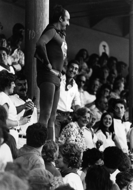 Los Sanfermines de 1979, tras la muerte de Germán Rodríguez en los disturbios del año anterior, comenzaron con un clima de tensa calma. Pero el 8 de julio, Superman apareció en el tendido de la plaza y la historia dio un giro inesperado.