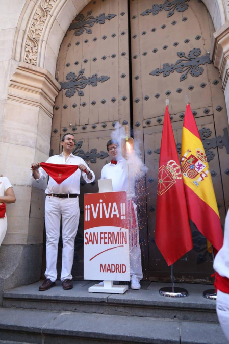 Centenares de navarros ausentes celebraron este sábado el chupinazo en honor a San Fermín y a su tierra