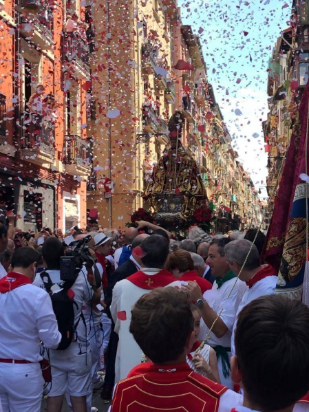Pamplona volvió a engalanarse en el día grande de las fiestas para rendir homenaje al patrón.