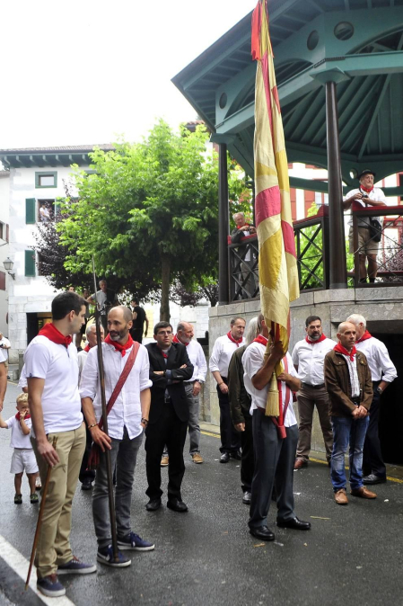 Por primera vez en más de seis siglos, tres mujeres han formado parte del grupo de ezpatadantzaris que bailaron el Zubigainekoa para festejar San Fermín en Lesaka