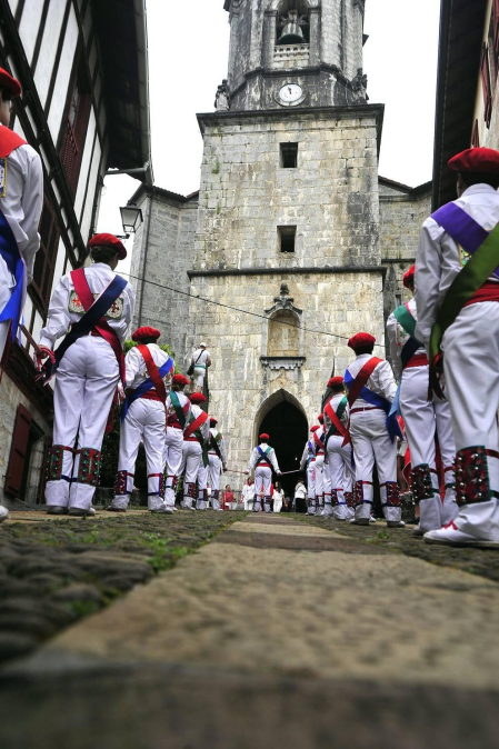 Por primera vez en más de seis siglos, tres mujeres han formado parte del grupo de ezpatadantzaris que bailaron el Zubigainekoa para festejar San Fermín en Lesaka