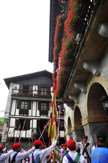 Por primera vez en más de seis siglos, tres mujeres han formado parte del grupo de ezpatadantzaris que bailaron el Zubigainekoa para festejar San Fermín en Lesaka