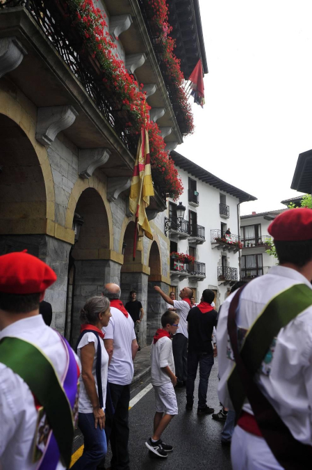 Por primera vez en más de seis siglos, tres mujeres han formado parte del grupo de ezpatadantzaris que bailaron el Zubigainekoa para festejar San Fermín en Lesaka