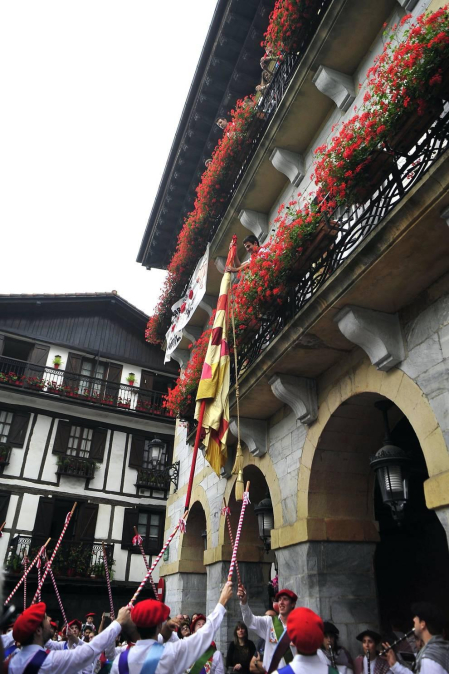Por primera vez en más de seis siglos, tres mujeres han formado parte del grupo de ezpatadantzaris que bailaron el Zubigainekoa para festejar San Fermín en Lesaka