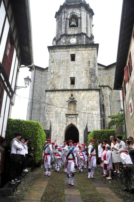 Por primera vez en más de seis siglos, tres mujeres han formado parte del grupo de ezpatadantzaris que bailaron el Zubigainekoa para festejar San Fermín en Lesaka