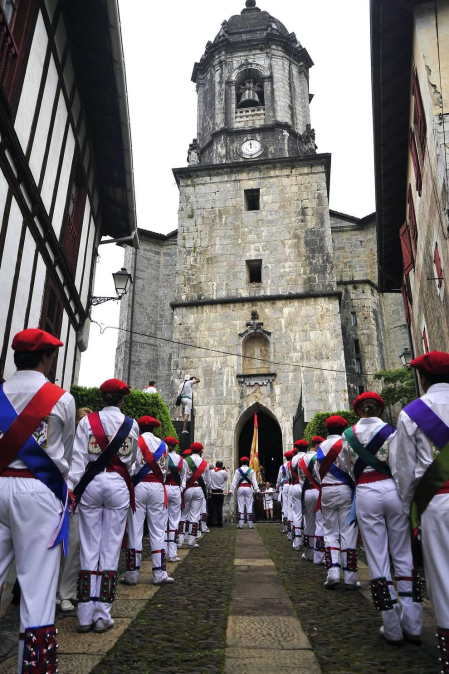 Por primera vez en más de seis siglos, tres mujeres han formado parte del grupo de ezpatadantzaris que bailaron el Zubigainekoa para festejar San Fermín en Lesaka