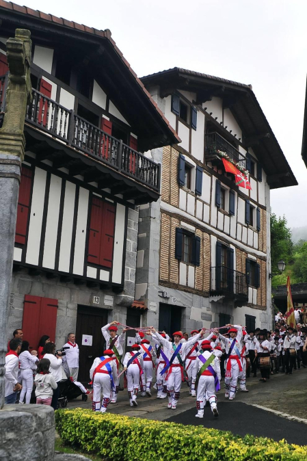 Por primera vez en más de seis siglos, tres mujeres han formado parte del grupo de ezpatadantzaris que bailaron el Zubigainekoa para festejar San Fermín en Lesaka