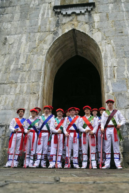 Por primera vez en más de seis siglos, tres mujeres han formado parte del grupo de ezpatadantzaris que bailaron el Zubigainekoa para festejar San Fermín en Lesaka