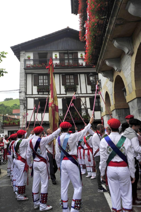 Por primera vez en más de seis siglos, tres mujeres han formado parte del grupo de ezpatadantzaris que bailaron el Zubigainekoa para festejar San Fermín en Lesaka