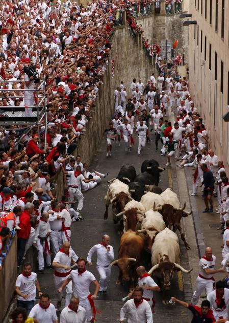 Imágenes del primer encierro de los sanfermines 2019 protagonizado por toros de Puerto de San Lorenzo.
